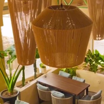 alt="فضای داخلی کافه کاستا از کافه‌ رستوران‌های کرمان با دکوراسیون مدرن و دلنشین"