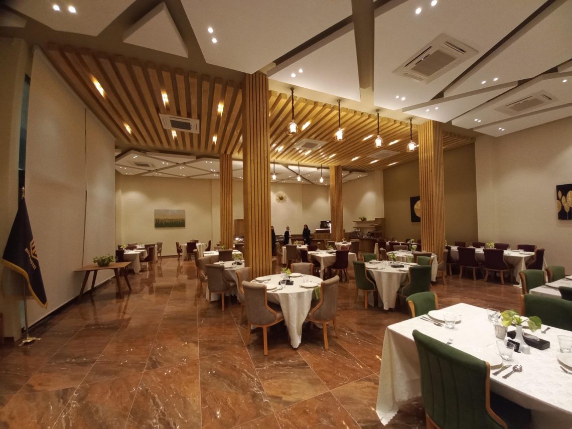 رستوران‌های بین المللی کرمان 🌎| طعم‌های جهانی را امتحان کن