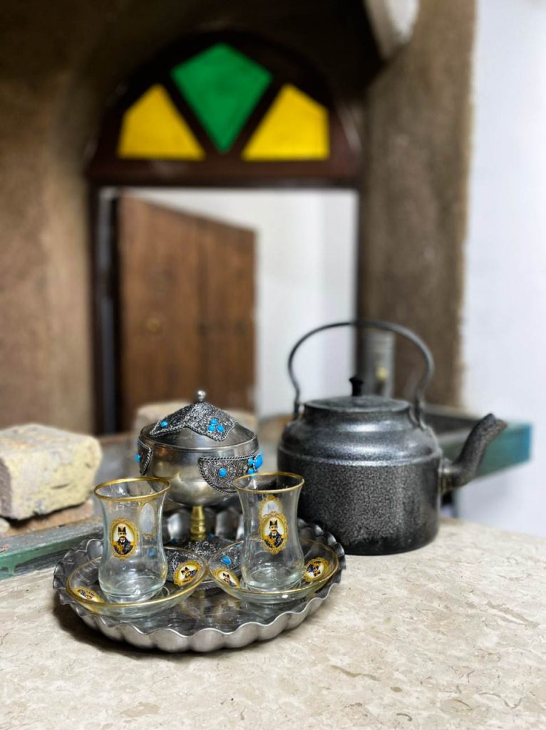 چای زغالی سنتی سرو شده در استکان کمر باریک در کرمان