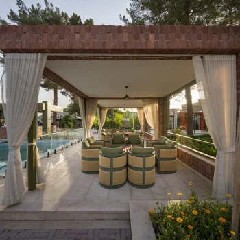 ماه نشین باغمان میثم خان کرمان با فضای باز جذاب