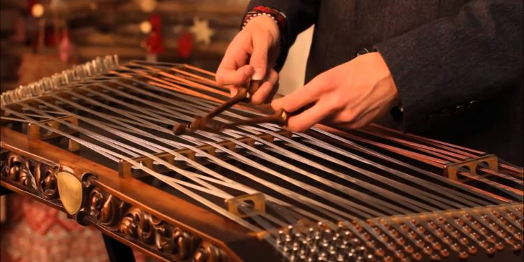 alt="اجرای موسیقی سنتی با سنتور در سفره‌ خانه‌ ها و قلیون‌ سراهای کرمان"