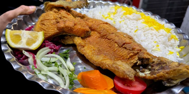 ماهی قزل‌آلای تازه و کبابی در رستوران سنتی مکث