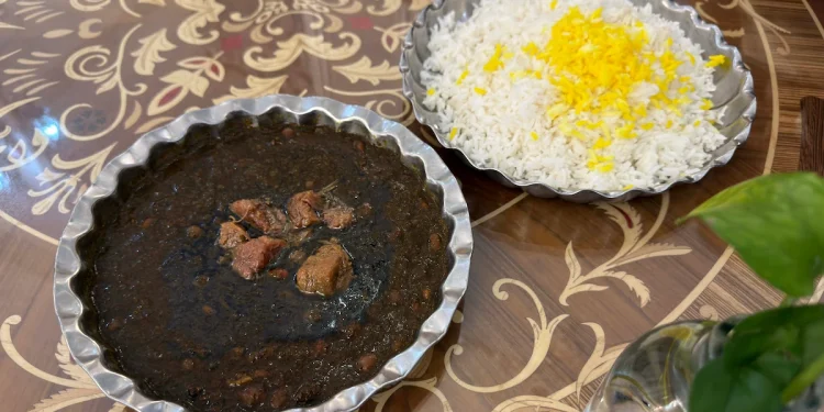 قرمه سبزی رستوران سنتی مکث کرمان