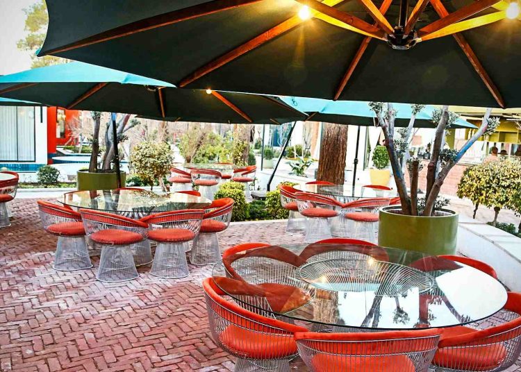 alt="نمای فضای باز رستوران میثم‌خان از بهترین باغ‌ رستوران‌های کرمان"