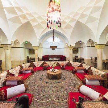 فضای سنتی و چایهای محلی در یکی از سفرهخانههای کرمان