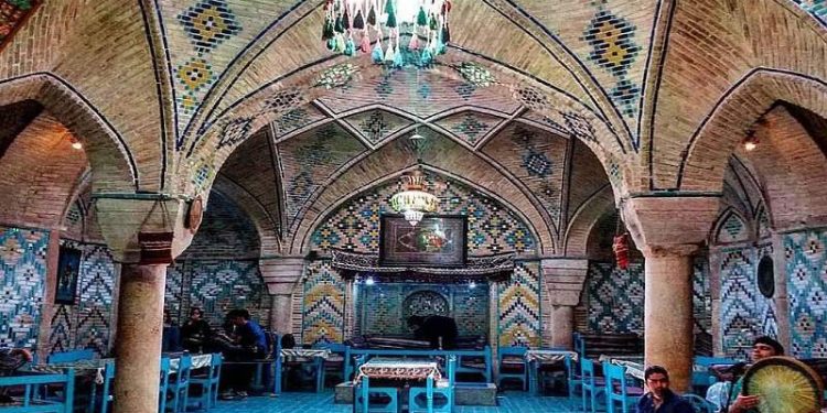 alt="فضای سنتی سفره خانه وکیل در بازار کرمان"