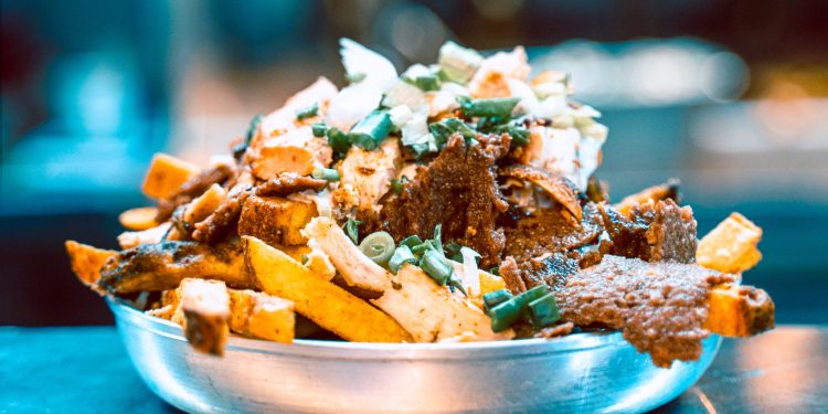 alt="همبرگر ویژه از منوی خاص در یکی از فست‌فودی‌های کرمان، رستوران دونر فکتوری"