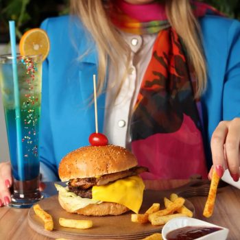 کافه رستوران ونیز مناسب برای تولد و مهمانی های خانوادگی ذر کرمان